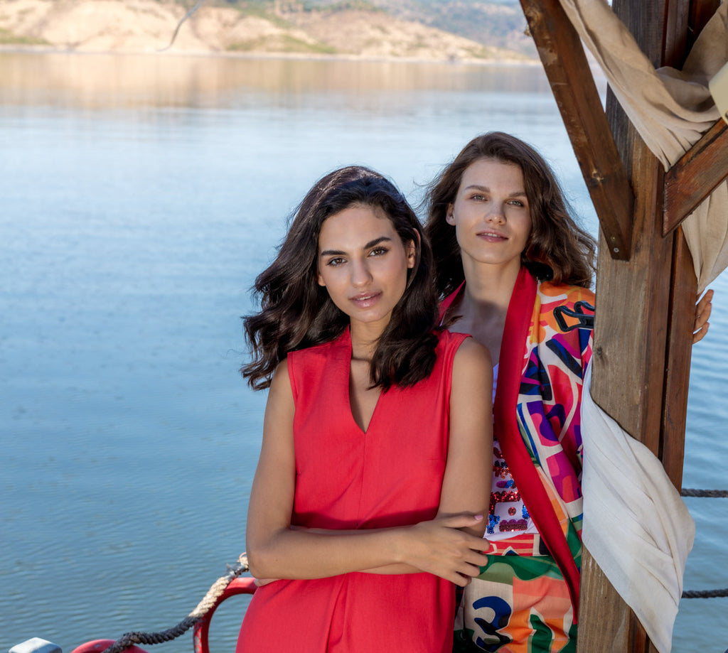 Mujeres con looks coloridos junto al agua