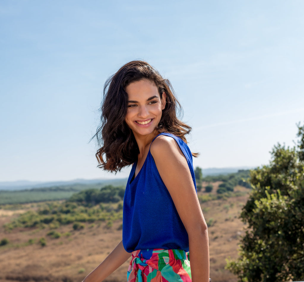 Look primaveral colorido con estilo femenino.