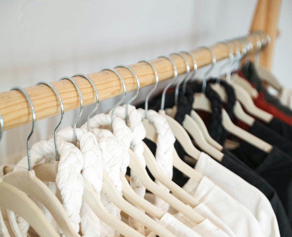 Perchero armario cápsula con ropa 
